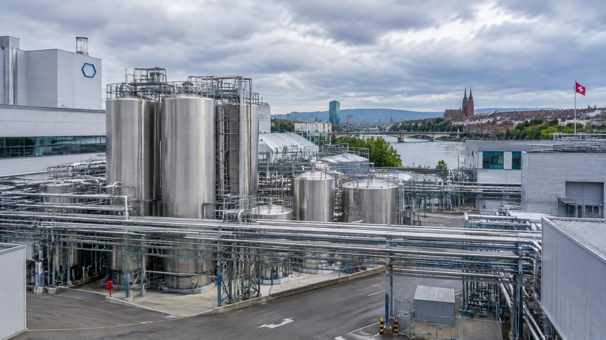 Complexo industrial farmacêutico com tanques de aço inoxidável